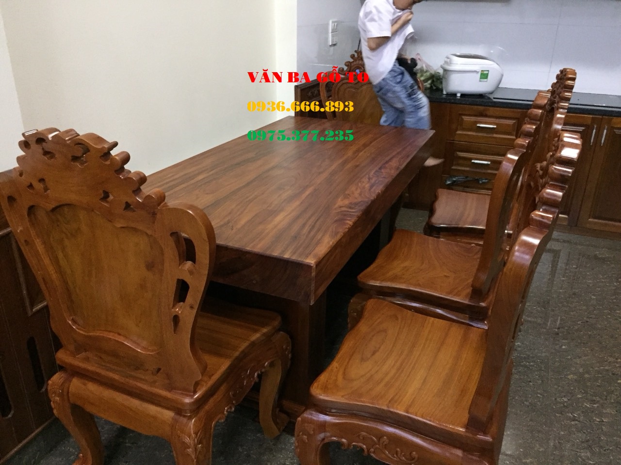 Bàn ăn gỗ nguyên khối