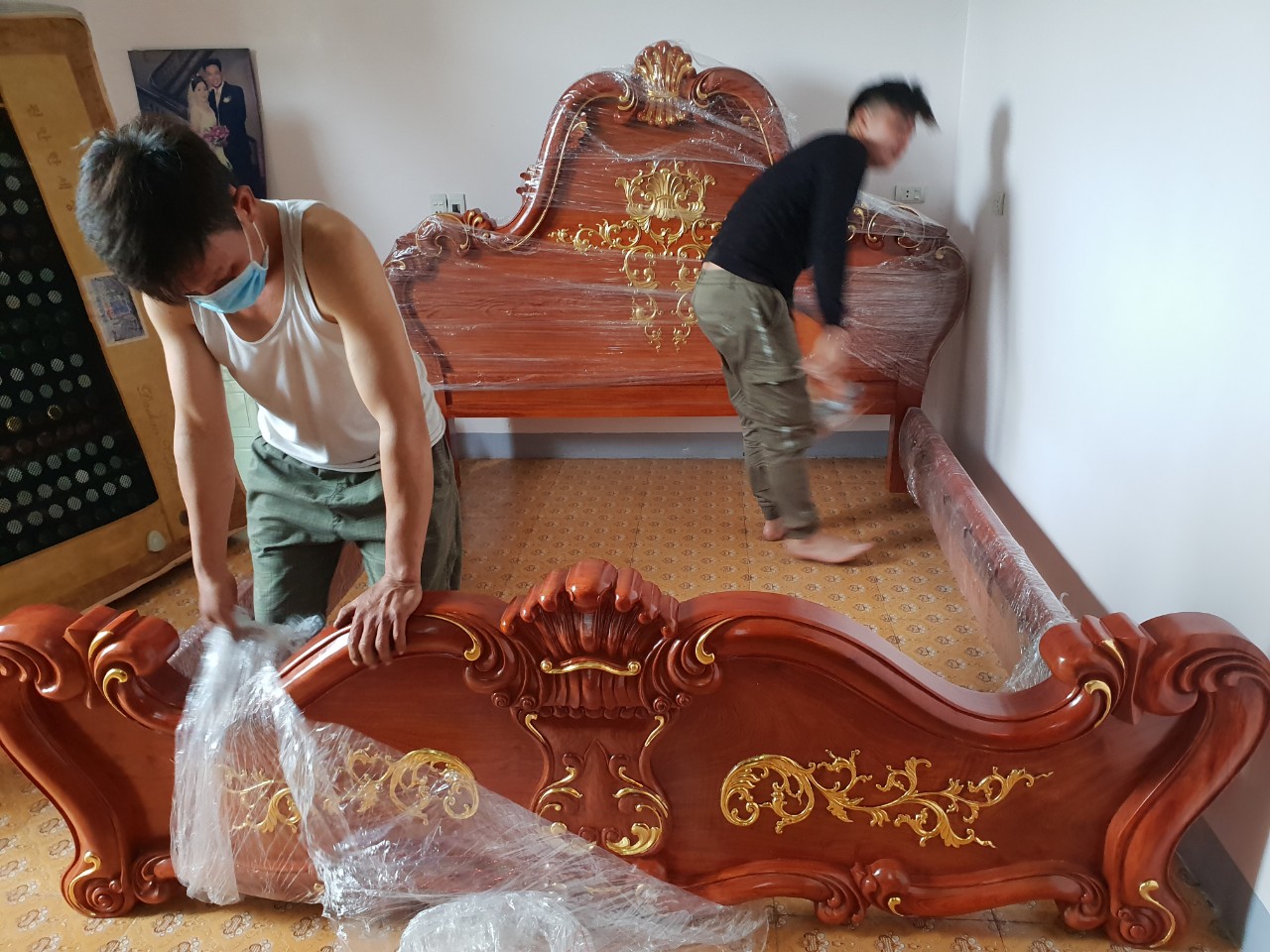 giường ngủ dát vàng